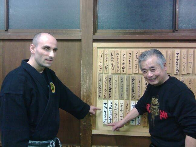 Noguchi Sensei postavlja pločicu 'Saša Kesić' na zid starog Hombu Dojo-a u Japanu