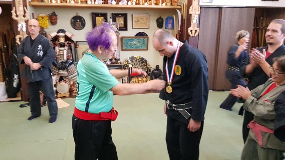 Sôke Masaaki Hatsumi tilldelar Bujinkan Gold Dragon medalj